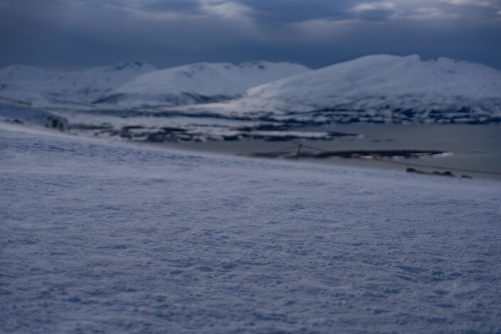 Téléphérique à deux cabines menant au sommet du mont Storsteinen, et offrant une vue sur Tromsø et ses fjords.