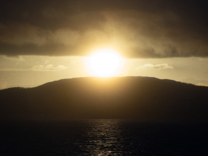 Skjervøy, une porte d'entrée nordique vers l'aventure en Norvège. Les randonnées ici vous emmènent à travers des paysages époustouflants : des fjords majestueux, des montagnes enneigées et des vallées verdoyantes. Parcourez des sentiers qui vous offrent des vues panoramiques à couper le souffle et une immersion totale dans la nature sauvage. Que vous cherchiez une balade tranquille le long de la côte ou une ascension plus ardue vers les sommets, Skjervøy a quelque chose pour tous les niveaux d'aventuriers. Préparez-vous à explorer un paysage nordique préservé où chaque pas vous rapproche un peu plus de la beauté brute de la nature norvégienne.