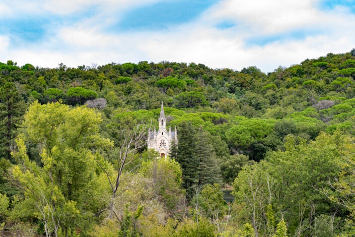 Collobrières est un village pittoresque situé dans le massif des Maures, dans le Var, en Provence. Réputé pour ses châtaignes et ses produits dérivés, il est souvent appelé la "capitale de la châtaigne". Ses ruelles médiévales, ses maisons en pierre et son cadre verdoyant offrent un charme authentique. Entouré de forêts de chênes et de châtaigniers, Collobrières est aussi un point de départ pour de belles randonnées. Chaque automne, la fête de la châtaigne attire de nombreux visiteurs pour découvrir les saveurs locales et l'ambiance conviviale du village.